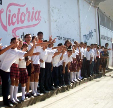 DJACI POZDRAVLJAJU BICIKLISTE